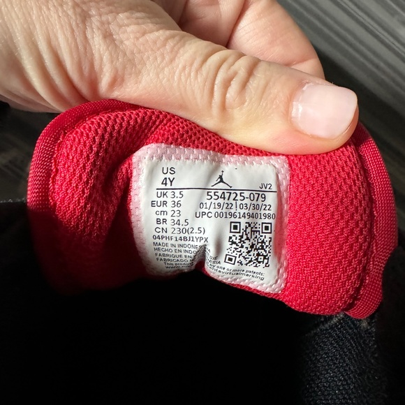 Nike Air Jordan 1 Mid SE Basketball Sneaker - Picture 3 of 5